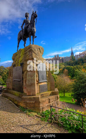 L'automne vue depuis le Royal Scots greys monument situé sur les jardins de Princes Street en direction de la butte, Edinburgh, Lothian Banque D'Images