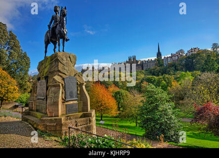 Vue de l'automne vers un monticule distant du Royal Scots greys monument des jardins de Princes street, Edinburgh, Lothian. Banque D'Images