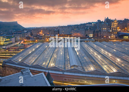 Au cours de l'aube de la gare de Waverley d'Édimbourg, city of Edinburgh, Lothian Banque D'Images