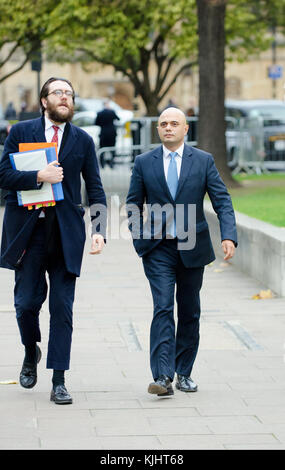 Sajid Javid député (Con ; secrétaire d'État pour les communautés et le gouvernement local) arrivant sur College Green, Westminster, pour discuter de Philip Hammonds budge Banque D'Images