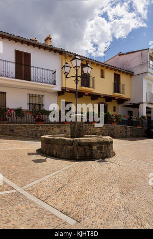 Fontaine au milieu d'une place solitaire ensoleillée dans le village de Guadalupe, Estrémadure, Espagne Banque D'Images