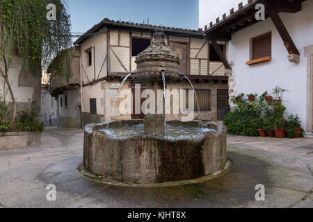 Fuente de los cuatro caños, fontaine au milieu d'une place tranquille et isolée à Garganata la Olla, Estrémadure Espagne Banque D'Images