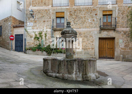 Fuente de los cuatro caños, fontaine au milieu d'une place tranquille et isolée à Garganata la Olla, Estrémadure Espagne Banque D'Images