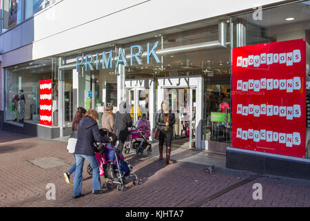 Les acheteurs de Primark recherchant des réductions de prix, entrant et sortant du magasin; les magasins, les magasins à Hanley, Stoke-on-Trent, Royaume-Uni Banque D'Images