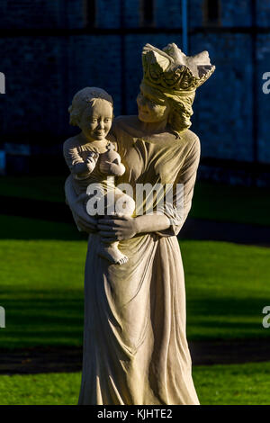 Statue de vierge à l'enfant à l'abbaye de Buckfast, près de Newton Abbot, Devon, Angleterre, Royaume-Uni Banque D'Images