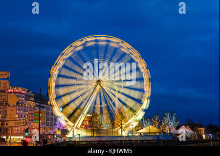 Grande roue en mouvement la nuit au Luxembourg, Luxembourg-ville festival de Noël Banque D'Images