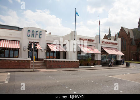 Nardini's ice cream parlour sur le front de largs ecosse ayrshire Banque D'Images