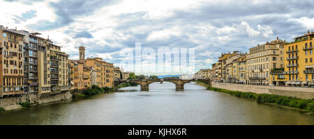 Le Ponte Vecchio et l'Arno, Florence, Toscane, Italie Banque D'Images