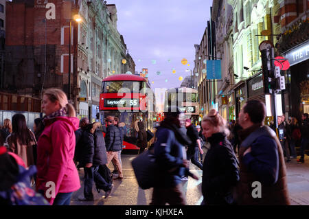 Les gens qui marchent et transport sur Oxford Street, Londres, Angleterre Banque D'Images