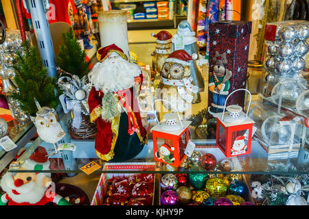 LANZAROTE, ESPAGNE 5 Nov 2017 : décorations de Noël en vente au marché de Fariones à Puerto del Carmen. Banque D'Images