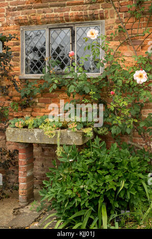 Château de Sissinghurst GARDEN (c 1560) CRANBROOK KENT ROYAUME UNI Banque D'Images