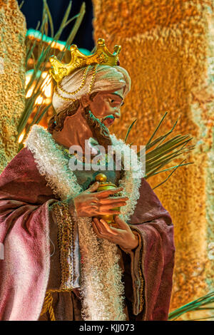 Scène Nativité de Noël avec l'un des trois Sages Banque D'Images