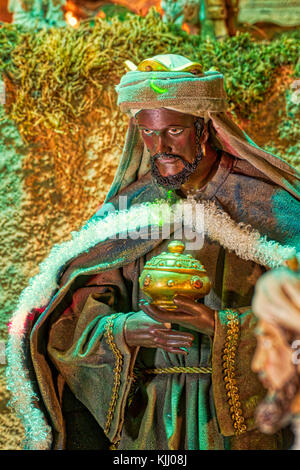 Scène Nativité de Noël avec l'un des trois Sages Banque D'Images