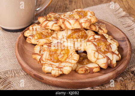 Gros plan du caramel apple les cookies sur une plaque de bois Banque D'Images