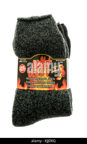 Winneconne, WISCONSIN - 14 novembre 2017 : une paire de chaussettes Hot Feet pour aider à garder les pieds au chaud pendant l'hiver sur un fond isolé. Banque D'Images