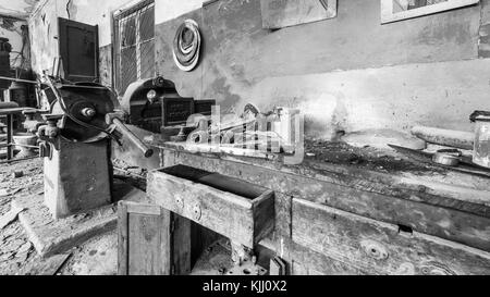 Ancienne usine abandonnée, table de travail Banque D'Images