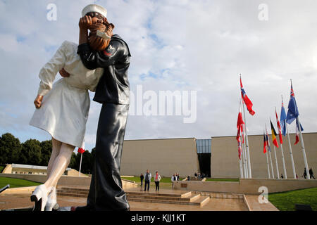 Seward Johnson's sculpture 'Capitulation', inspiré d'une célèbre photo par Alfred Eisenstaedt. Mémorial de la Paix, Caen. La France. Banque D'Images