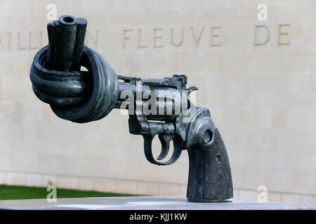 Sculpture en bronze à l'extérieur du Mémorial de la Paix à Caen : la non-violence - le fusil, noués par Carl Fredrik Reutersward. La France. Banque D'Images