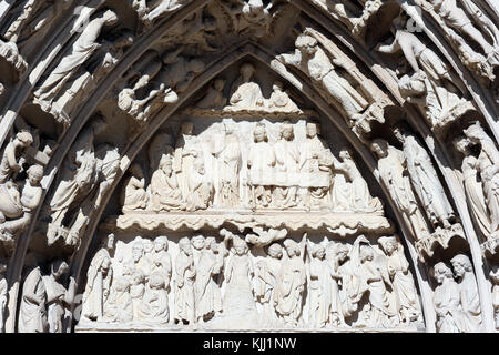 La cathédrale dédiée à Saint Etienne. Avant de l'Ouest. Tympan. Vie de Jésus. La France. Banque D'Images