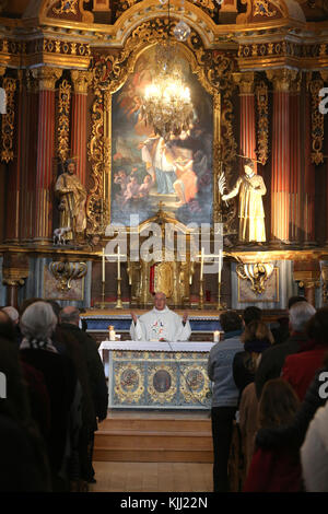 Messe catholique. Saint Nicolas de Veroce. La France. Banque D'Images