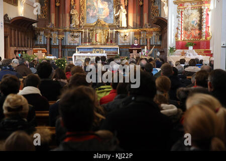 Messe catholique. Noël. Saint Nicolas de Veroce. La France. Banque D'Images