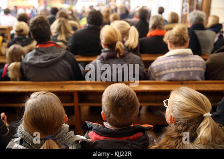 Messe catholique. Saint Nicolas de Veroce. La France. Banque D'Images