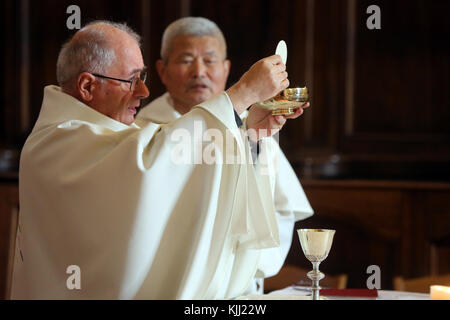 Messe catholique. Saint Nicolas de Veroce. La France. Banque D'Images