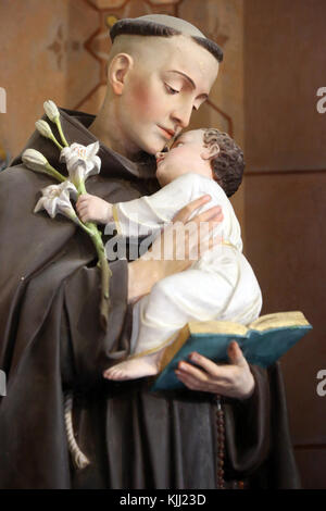 Les Plagnes chapelle baroque. Saint Antoine de Padoue avec l'Enfant Jésus. La France. Banque D'Images