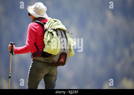 French Alps. Woman hiking on a path.  France. Banque D'Images