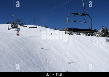 Alpes françaises. Remonte-pente et une piste de ski. La France. Banque D'Images