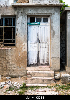 Las Tunas, Cuba - septembre 2017 : porte d'une maison délabrée à Cuba. Banque D'Images