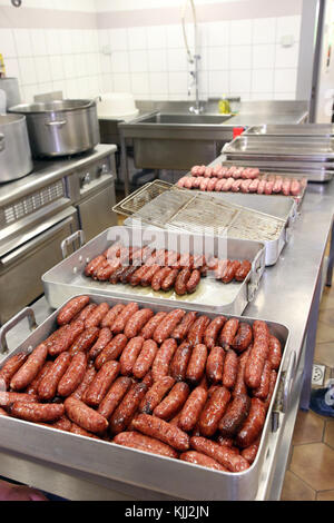 Diots de cuisson dans une cuisine. Un diot est une saucisse de la région française de Savoie. La France. Banque D'Images