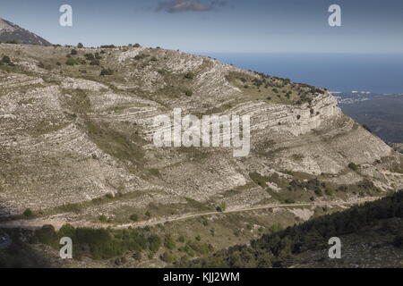 Hautes falaises calcaires dans les Monts d'Azur, au-dessus du village de Gourdon, haute Provence, France, Banque D'Images