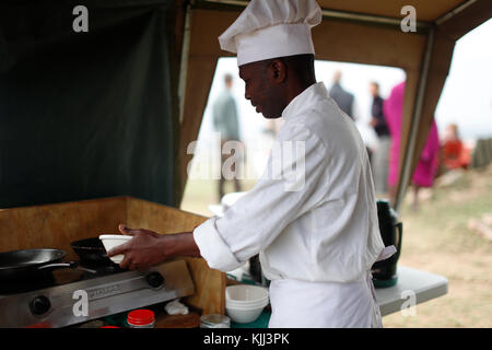 Bush le petit-déjeuner. Cuisine chef d'œufs. Le Masai Mara. Au Kenya. Banque D'Images