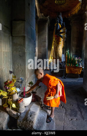 Angkor Wat. Moine novice. Le Cambodge. Banque D'Images