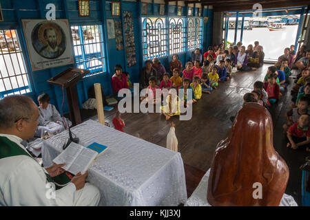 Messe catholique à Chong Khnies église flottant sur le lac Tonlé Sap. Le Cambodge. Banque D'Images