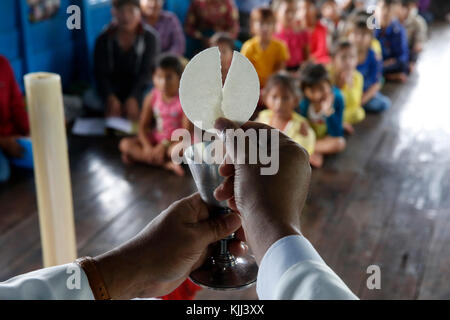 Messe catholique à Chong Khnies église flottant sur le lac Tonlé Sap. Le Cambodge. Banque D'Images