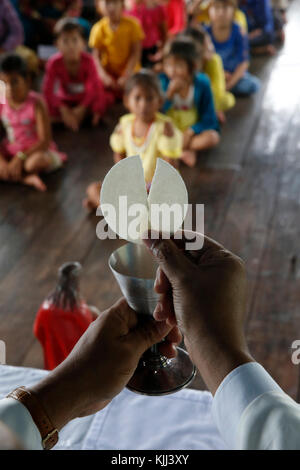 Messe catholique à Chong Khnies église flottant sur le lac Tonlé Sap. Le Cambodge. Banque D'Images