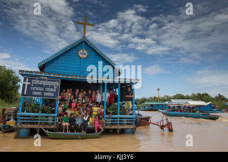 Chong Khnies église catholique flottant sur le lac Tonlé Sap. Le Cambodge. Banque D'Images