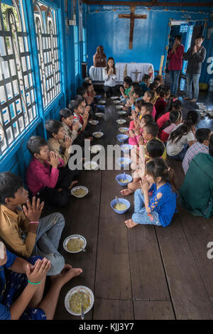 Repas servi aux enfants dans Chong Khnies église catholique flottant sur le lac Tonlé Sap. Le Cambodge. Banque D'Images