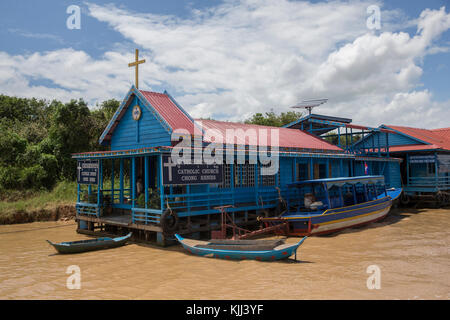 Chong Khnies église catholique flottant sur le lac Tonlé Sap. Le Cambodge. Banque D'Images