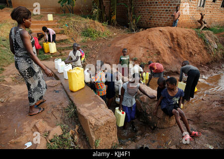 Aller chercher de l'eau dans Kampala, Mulago. L'Ouganda Banque D'Images