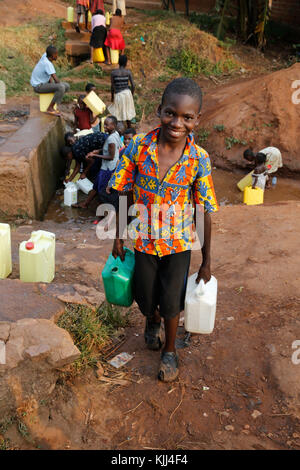 Aller chercher de l'eau dans Kampala, Mulago. L'Ouganda Banque D'Images