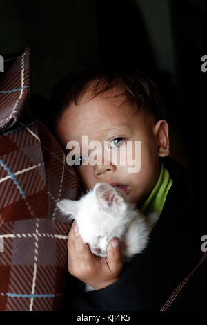 Mère et son jeune garçon atteint de la maladie de coeur. Kon Tum. Le Vietnam. Banque D'Images