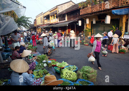 Les vendeurs de fruits et légumes au marché central. Hoi An. Le Vietnam. Banque D'Images