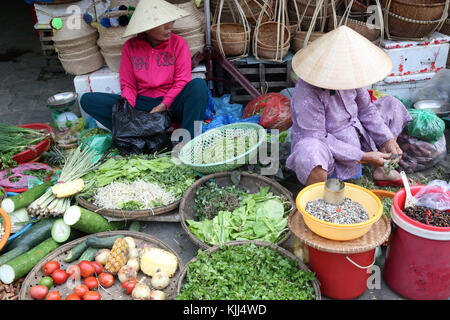 Des légumes pour la vente sur stand. Hoi An. Le Vietnam. Banque D'Images