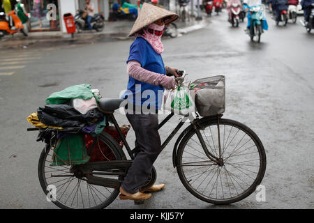 Vietnamese woman riding bicycle sur Saigon Street. Ho Chi Minh Ville. Le Vietnam. Banque D'Images