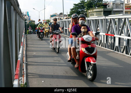 La famille vietnamienne vietnamienne sur moto. La circulation routière. Ho Chi Minh Ville. Le Vietnam. Banque D'Images