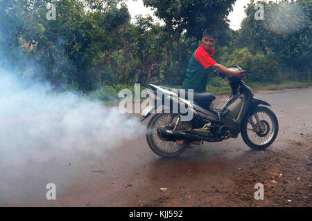 La fumée de moto. La pollution de l'air. Kon Tum. Le Vietnam. Banque D'Images