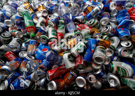 Les canettes d'aluminium dans le recyclage. Kon Tum. Le Vietnam. Banque D'Images